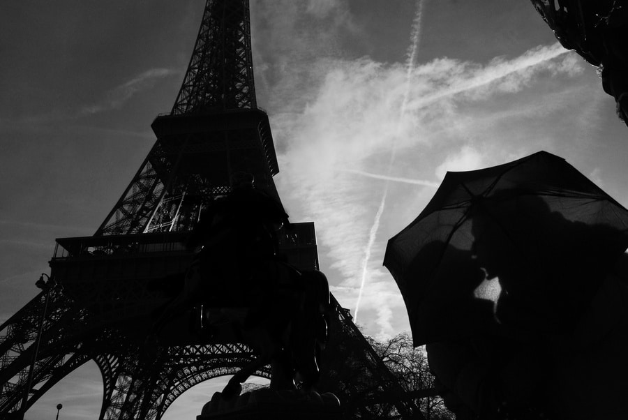Kissing under the Eiffel tower