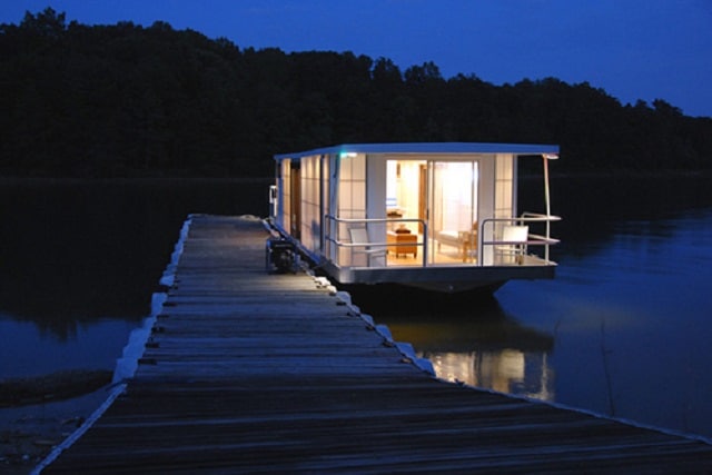 Houseboat, at night