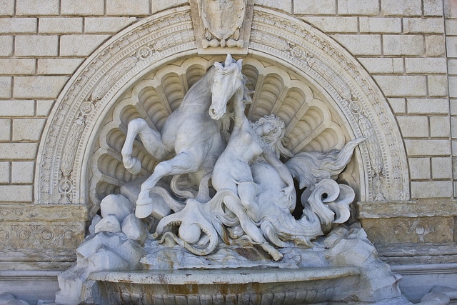 Fountain at the entrance to Montagnola Park