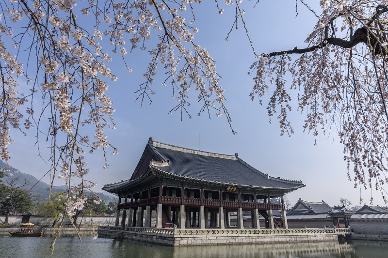 Exterior view of Gyeonghoeru Pavilion and lake in Gyeongbok Palace, Seoul, South Korea.