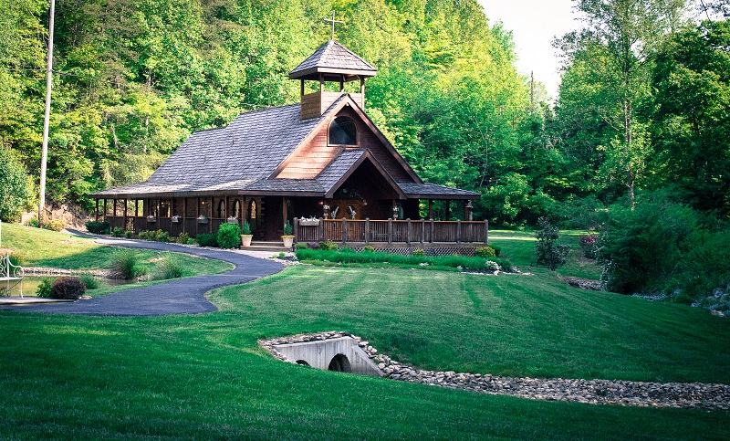 little-log-wedding-chapel-in-the-gatlinburg-tn