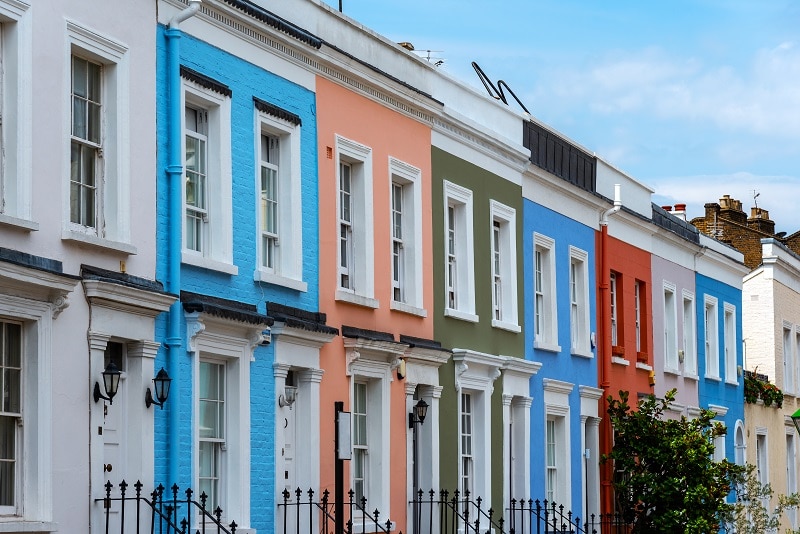 colorful-serial-houses-in-notting-hill
