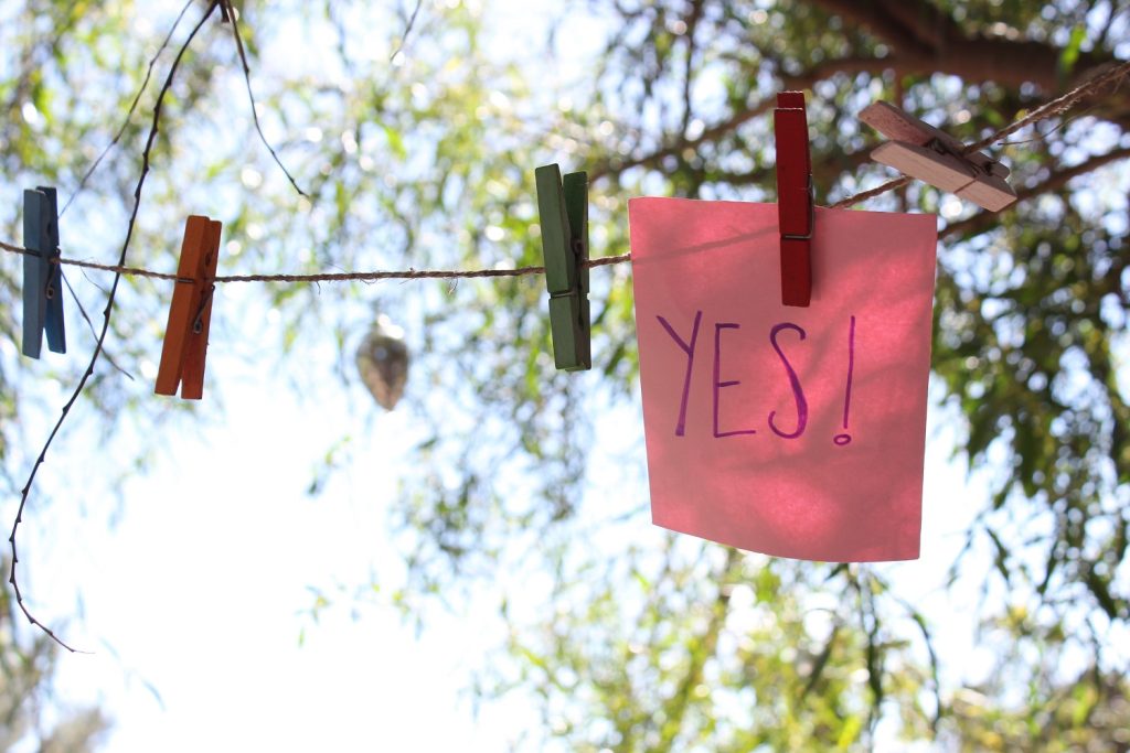 positive-affirmation-on-a-note-card-on-string